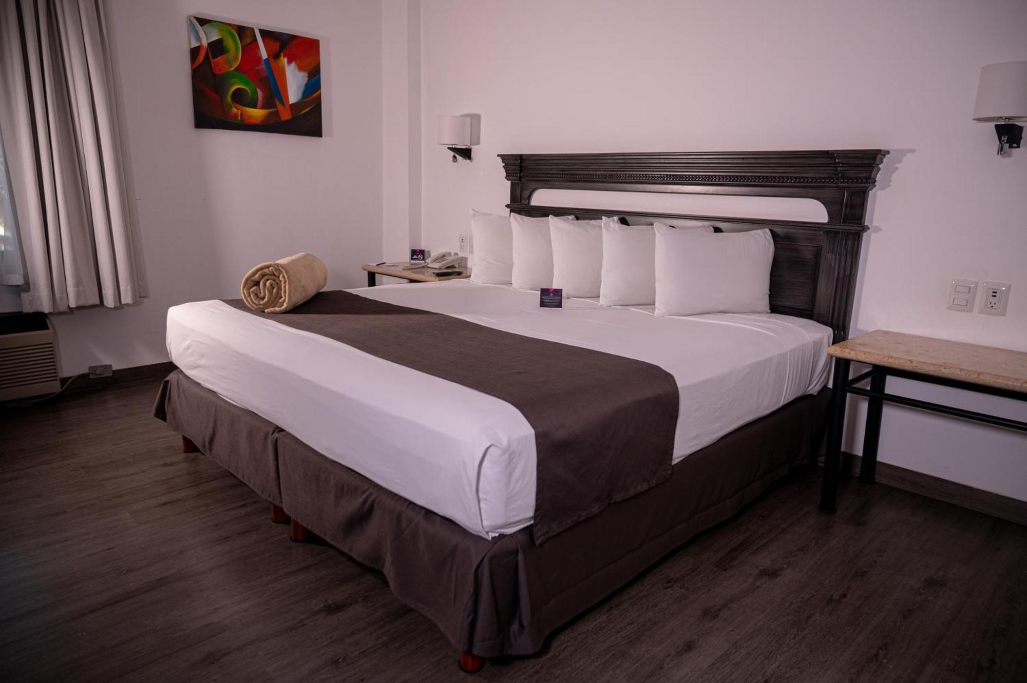 Habitación con cama extragrande.